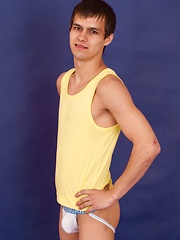 Straight sporty guy Johnny Fox exposes great body