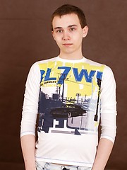 Pretty straight fellow of 18 years old will expose nice ass