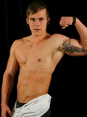 Brody is one striking muscle hunk